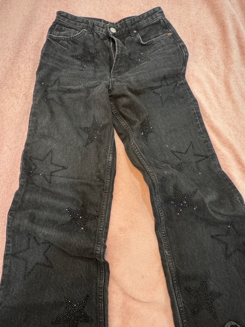 Jeans color black negro intervenido con estrellas en piedras